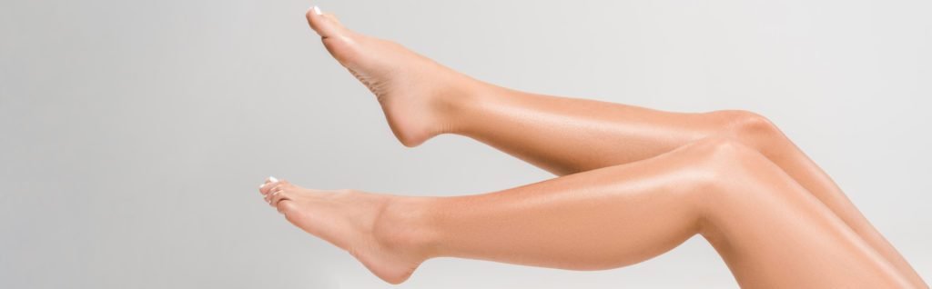 Jambes féminines lisses après une épilation définitive à la lumière pulsée à l'institut Dermo Beautys à Tarascon.