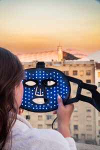 Masque LED visage Kalis-K utilisé pour la luminothérapie, soin de la peau et routine K-Beauty professionnelle